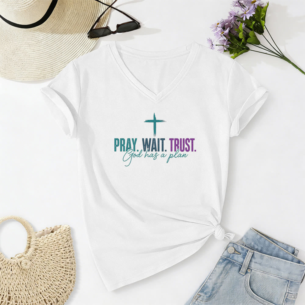 Christianartworkshop Pray Wait Trust God Has A Plan Cross Print Casual V-neck T-shirt - White - 2XL - image 0
